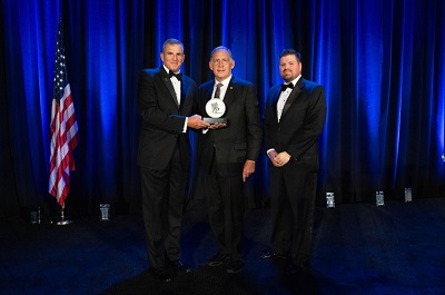 Sen. Boozman poses with WWP CEO Lt. Gen. (Ret.) Mike Linnington (left) and WWP Vice President of Government and Community Relations, Jose Ramos (right) after receiving the Legislator of the Year Award.